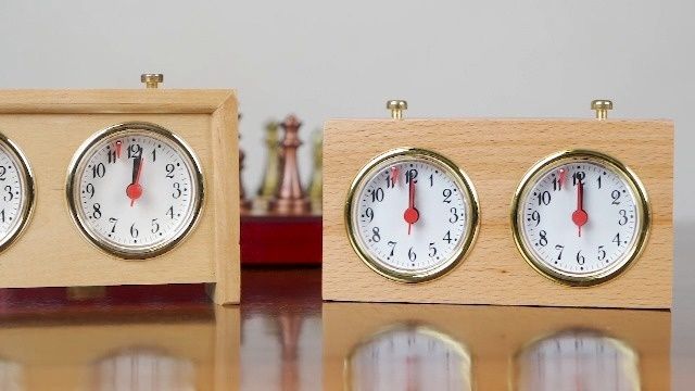 Två vintage schackklockor i trä med analoga urtavlor
